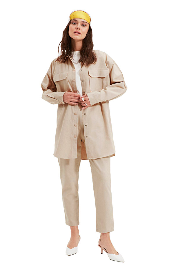 Krem Gabardin Kumaş Safari Cep Detaylı Çıtçıt Detay Gömlek-Pantolon Dokuma Takım TCTAW22US0013 - 2