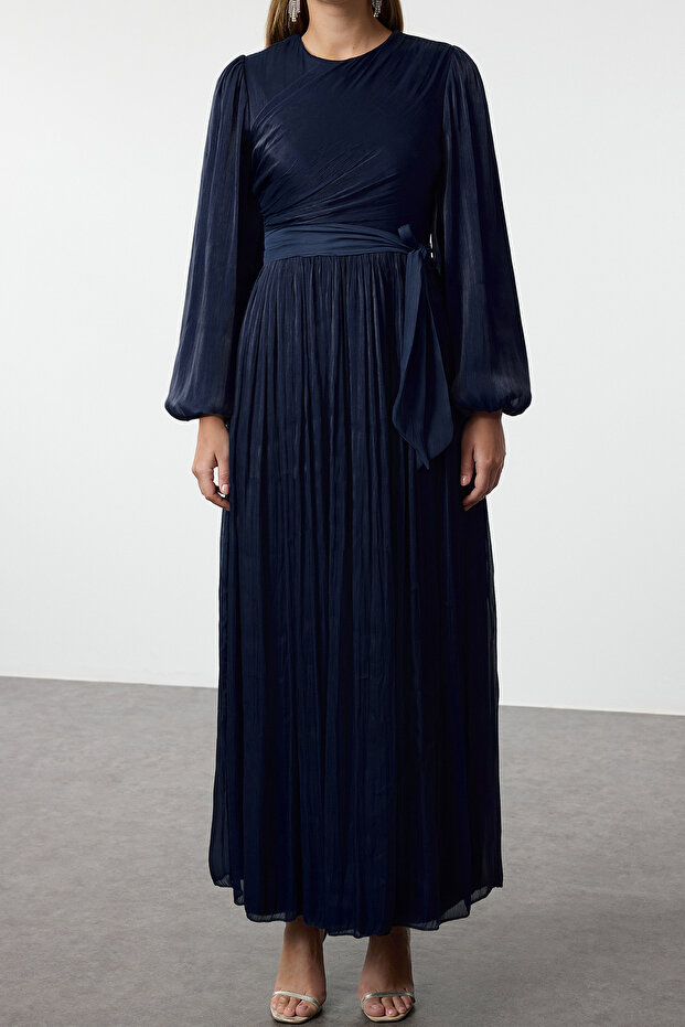 Granatowa, szczegółowa, błyszcząca, podszyta szyfonowa sukienka wieczorowa TCTAW25DB00012 - 4