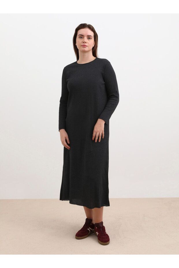 Antracitové košilkové šaty - velká velikost, výstřih do vrtule - Alia - 3