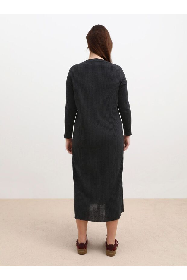 Antracitové košilkové šaty - velká velikost, výstřih do vrtule - Alia - 5