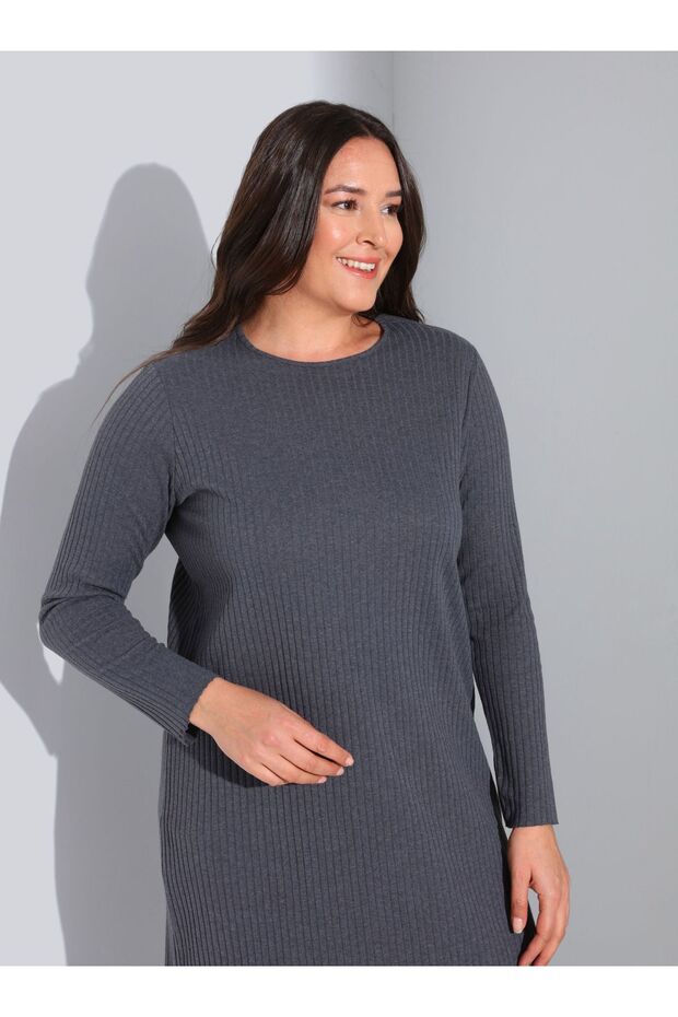 Antracitové košilkové šaty - velká velikost, výstřih do vrtule - Alia - 6