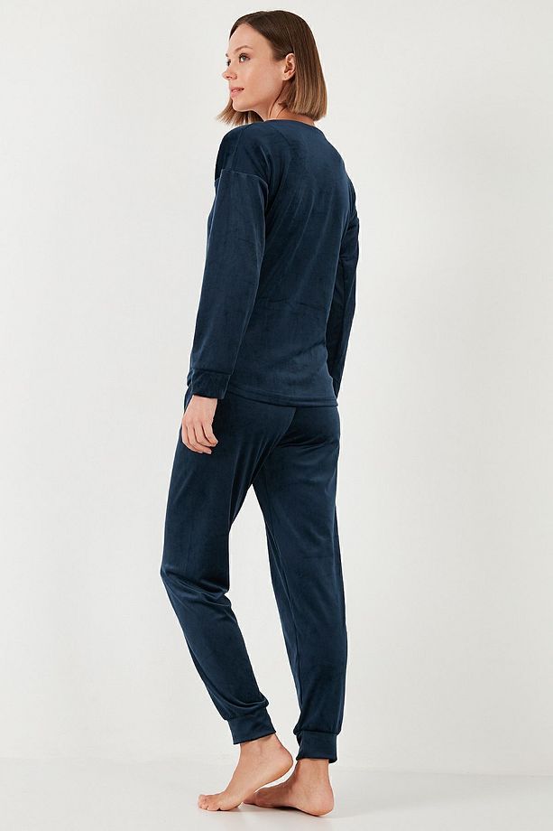 Standart Fit Bisiklet Yaka Yumuşak Kadife Pijama Takımı  PİJAMA TAKIMI 6094201 - 8