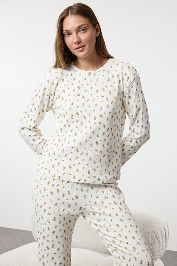 Ekru Pamuklu Yumuşak Tuşe Pamuklu Çiçekli Fitilli Örme Pijama Takımı THMAW25PT00194 - 1
