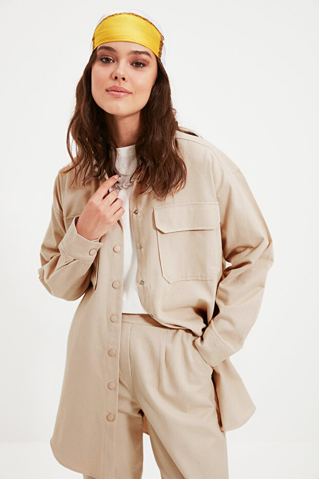 Krem Gabardin Kumaş Safari Cep Detaylı Çıtçıt Detay Gömlek-Pantolon Dokuma Takım TCTAW22US0013 - 3