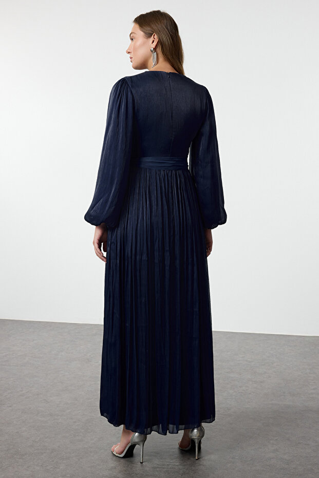 Granatowa, szczegółowa, błyszcząca, podszyta szyfonowa sukienka wieczorowa TCTAW25DB00012 - 5