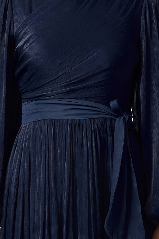 Granatowa, szczegółowa, błyszcząca, podszyta szyfonowa sukienka wieczorowa TCTAW25DB00012 - 3