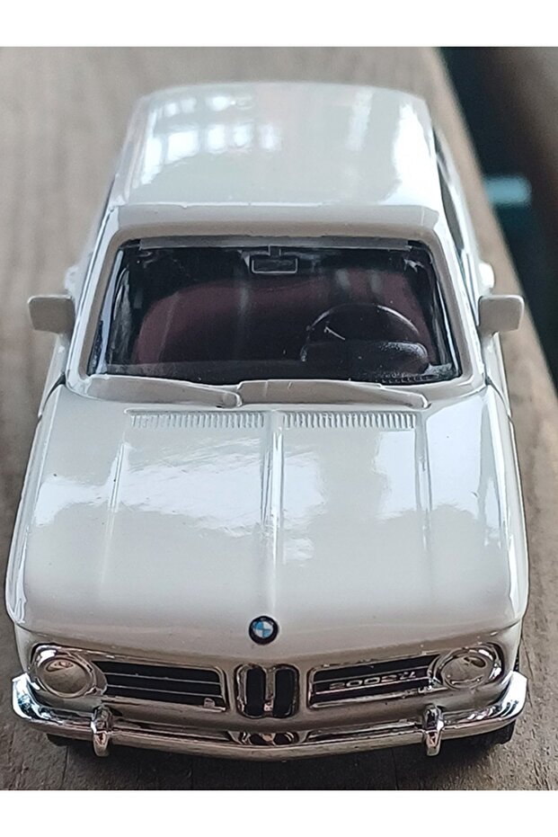سيارة BMW 2002 Ti بمقياس 1/32 موديل سحب قطرة باللون الأبيض