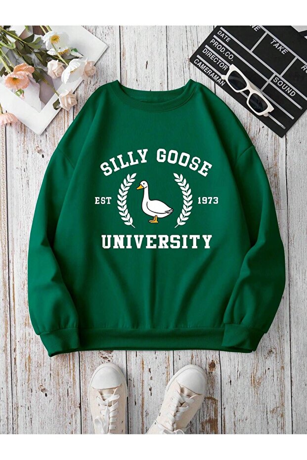 سويت شيرت Nefti Green مطبوع عليه Silly Goose مقاس كبير - رقبة دائرية مرتفعة