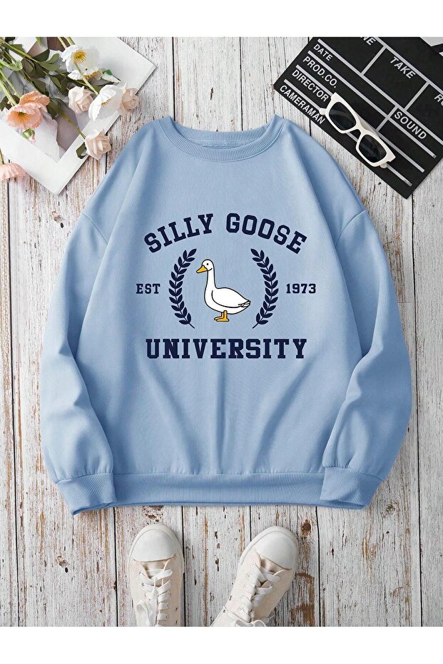 سويت شيرت أزرق فاتح مطبوع عليه Silly Goose - شتوي سميك، رقبة دائرية مرتفعة