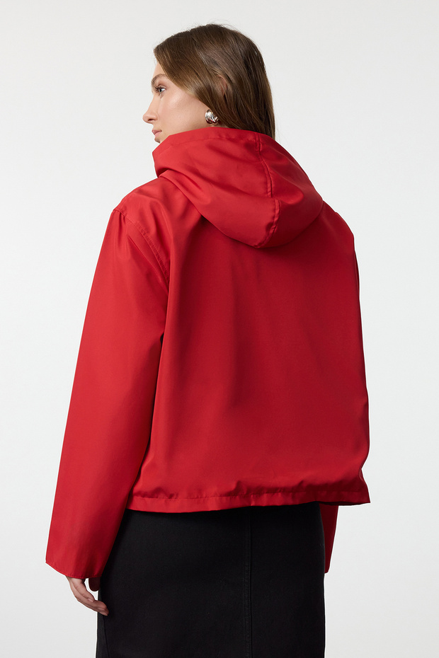 Czerwony oversize'owy płaszcz przeciwdeszczowy w paski z podszewką TWOAW25YR00003 - 8