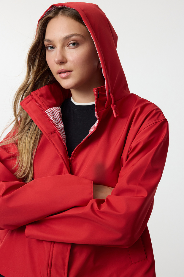 Czerwony oversize'owy płaszcz przeciwdeszczowy w paski z podszewką TWOAW25YR00003 - 10