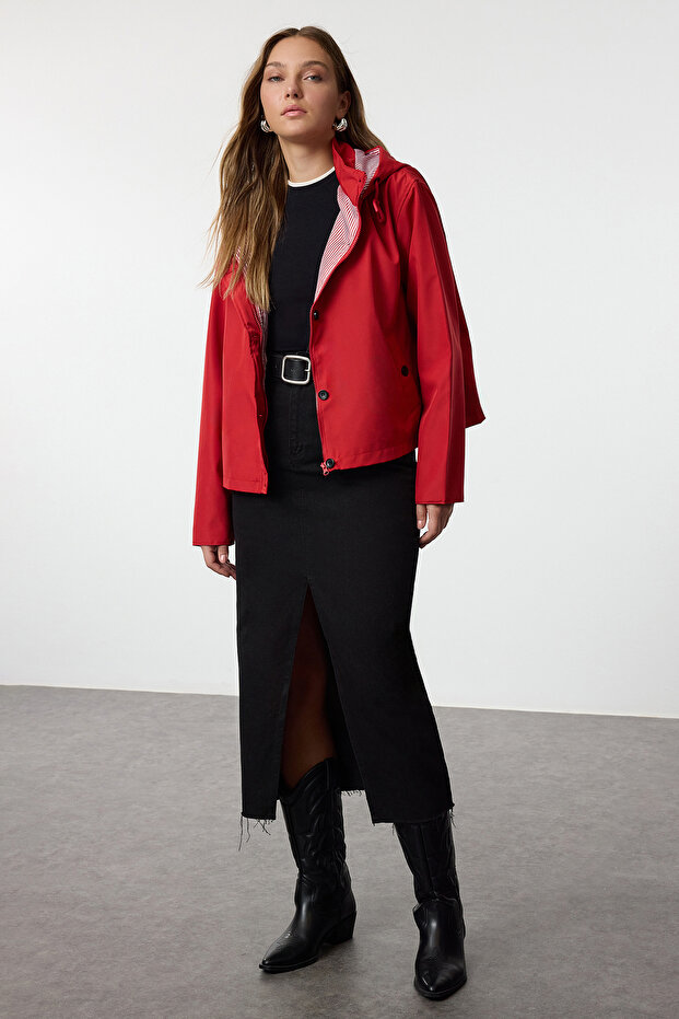 Czerwony oversize'owy płaszcz przeciwdeszczowy w paski z podszewką TWOAW25YR00003 - 7