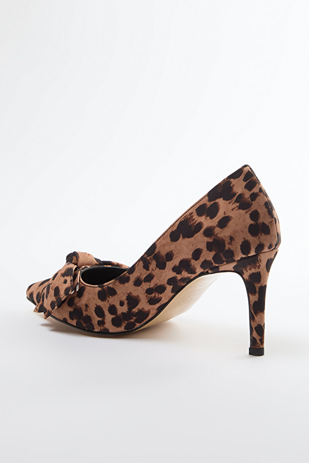 Czółenka damskie klasyczne na cienkim obcasie typu stiletto, brązowe, z motywem leoparda, model TAKAW25TO00028 - 4