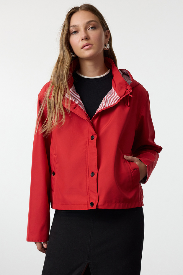 Czerwony oversize'owy płaszcz przeciwdeszczowy w paski z podszewką TWOAW25YR00003 - 6