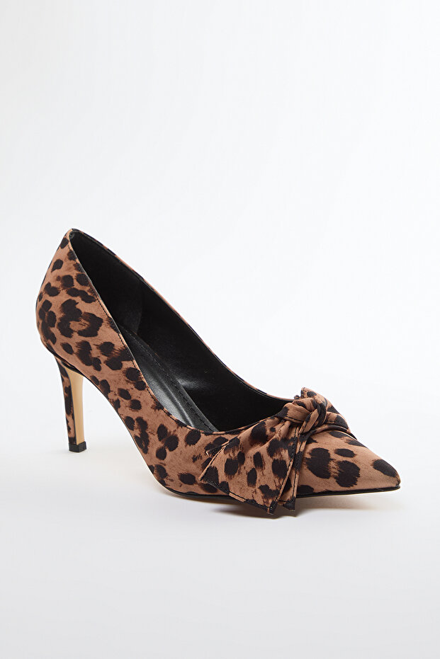 Czółenka damskie klasyczne na cienkim obcasie typu stiletto, brązowe, z motywem leoparda, model TAKAW25TO00028 - 2