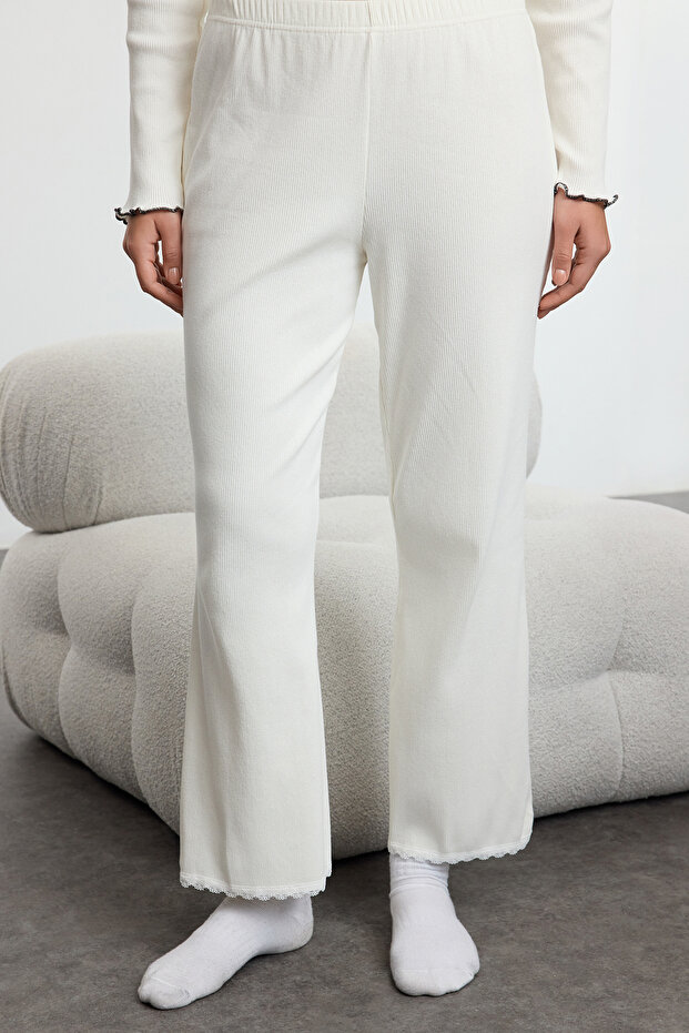 Beyaz Pamuklu Dantelli ve Kurdele/Fiyonk Detaylı Fitilli Örme Pijama Takımı THMAW25PT00206 - 4