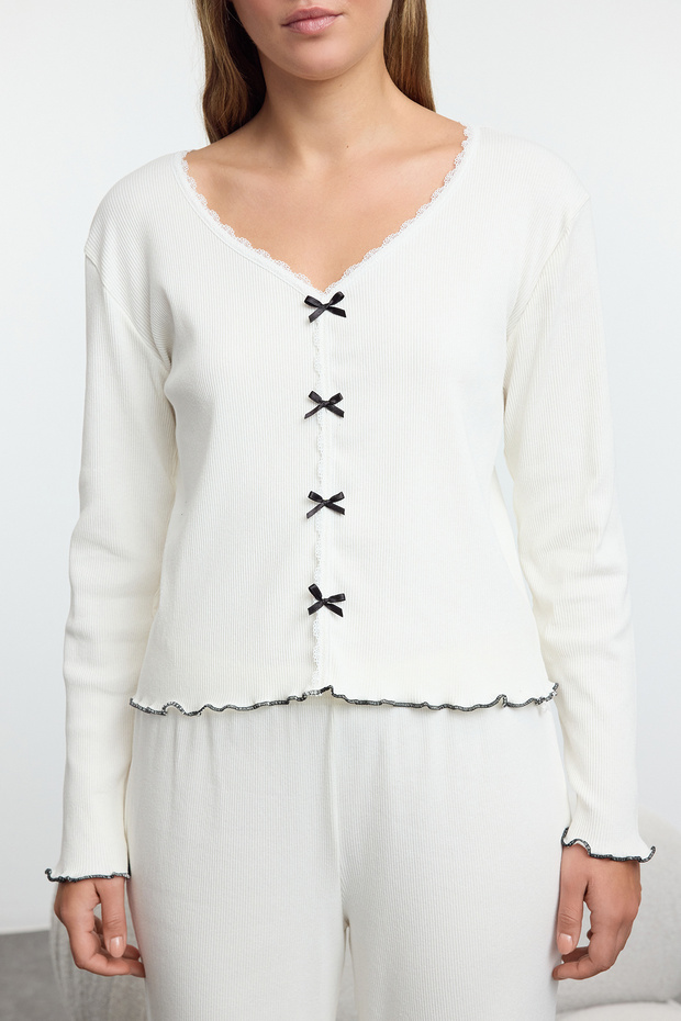 Beyaz Pamuklu Dantelli ve Kurdele/Fiyonk Detaylı Fitilli Örme Pijama Takımı THMAW25PT00206 - 3