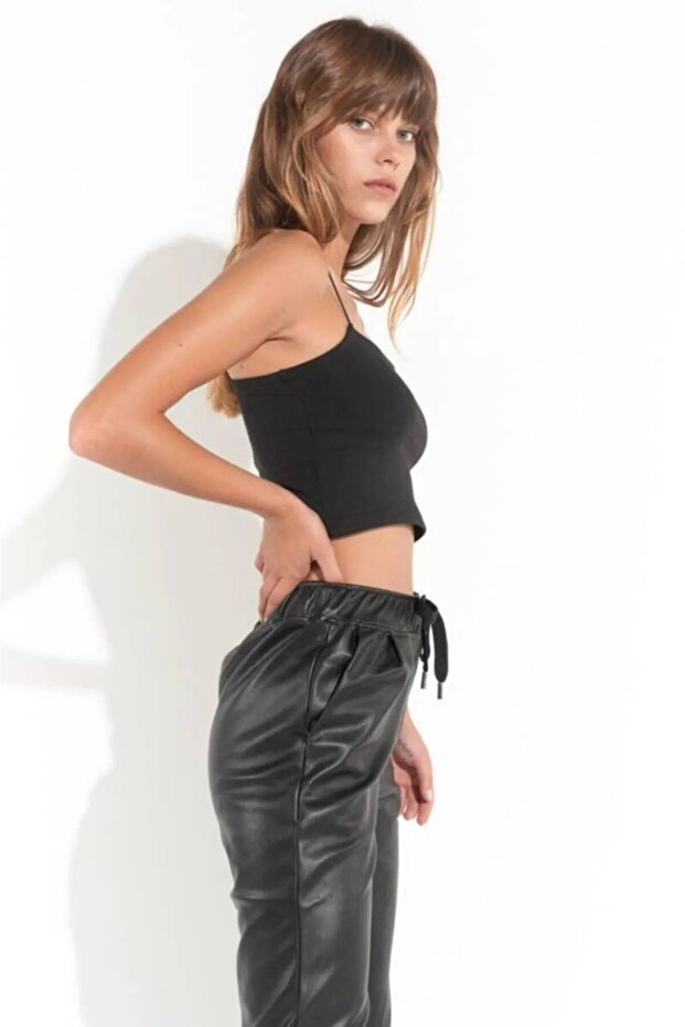 توب قصير أساسي بحمالات خيطية باللون الأسود - 5