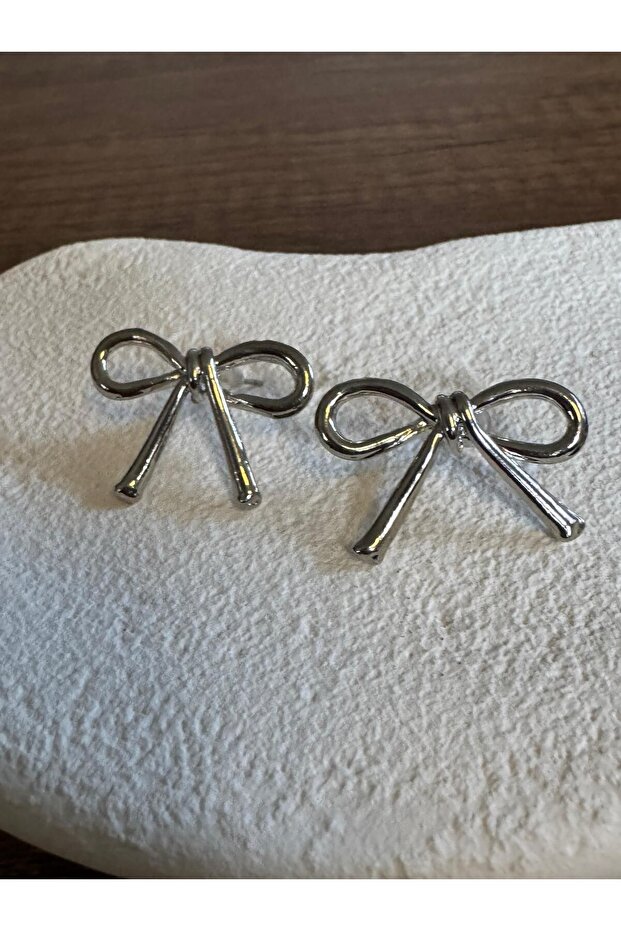 أقراط فضية اللون بفيونكة رفيعة - 2