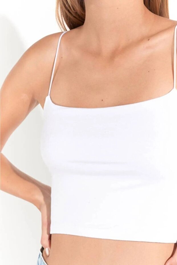 بلوزة قصيرة أساسية بحمالات خيطية بيضاء اللون - 3