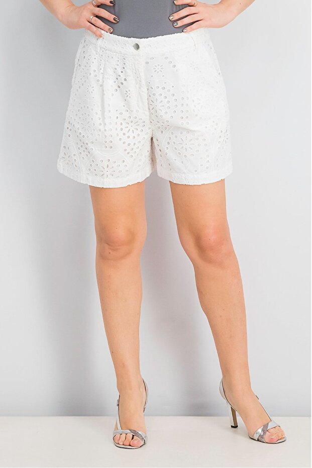 شورت نسائي أساسي بفتحات، أبيض - 1