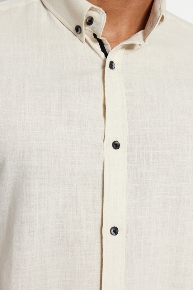Taş Düğmeli Yaka Apoletli Slim Fit Uzun Kollu %100 Pamuklu Keten Görünümlü Gömlek TMNSS20GO0189 - 4