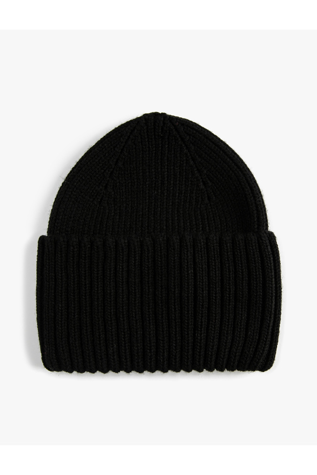 Elastic Knitted Beret with Wide Layers on the Edges