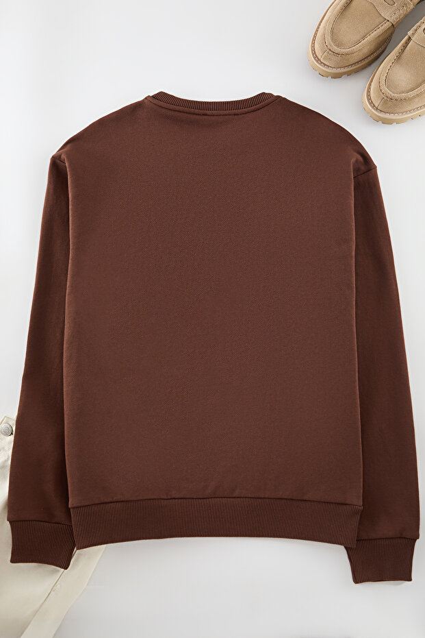Koyu Kahverengi Bisiklet Yaka Oversize/Geniş Kesim Yazı Diagonal Sweatshirt TMNAW24SW00039 - 8