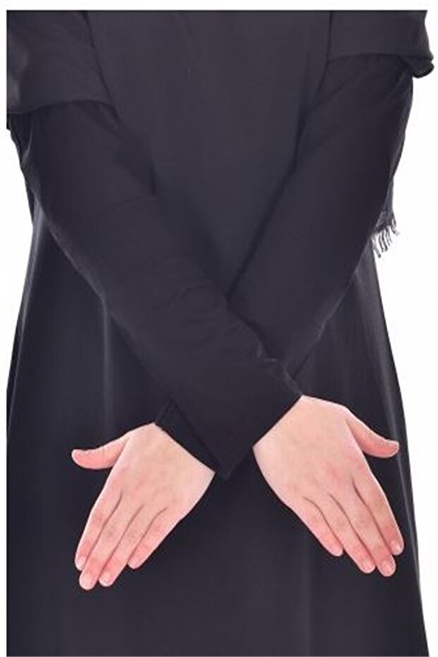 حجاب أسود بأكمام مستقيمة