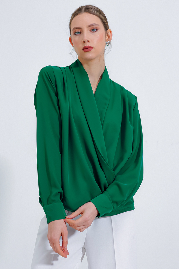 Kadın Zümrüt Yeşili Kruvaze Yaka Dökümlü Saten Bluz 0492 - 3