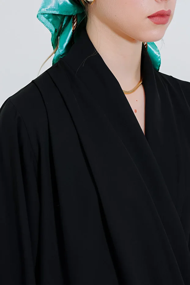 Damenbluse aus fließendem Satin mit zweireihigem Kragen in Schwarz 0492 - 3