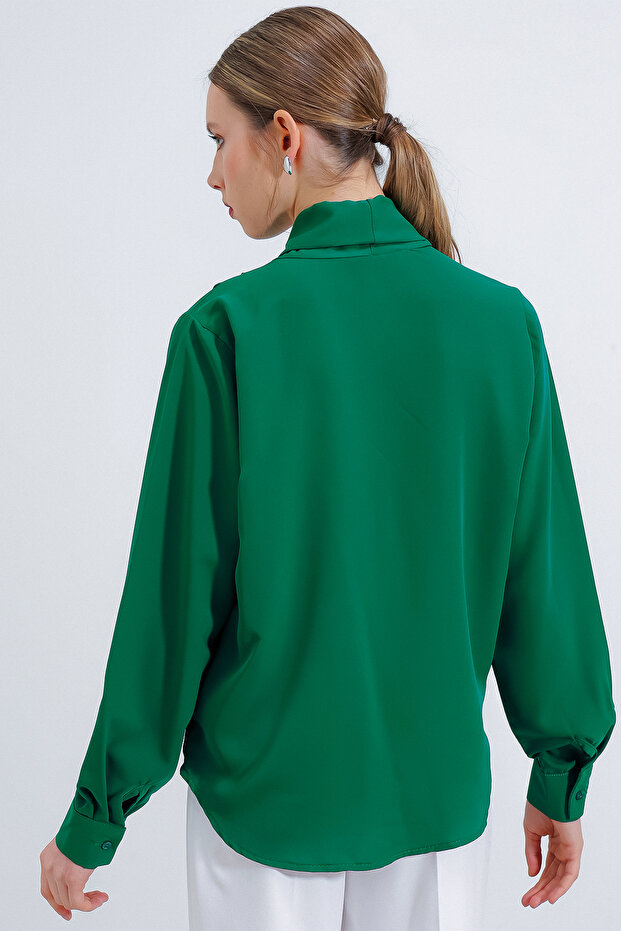 Kadın Zümrüt Yeşili Kruvaze Yaka Dökümlü Saten Bluz 0492 - 6