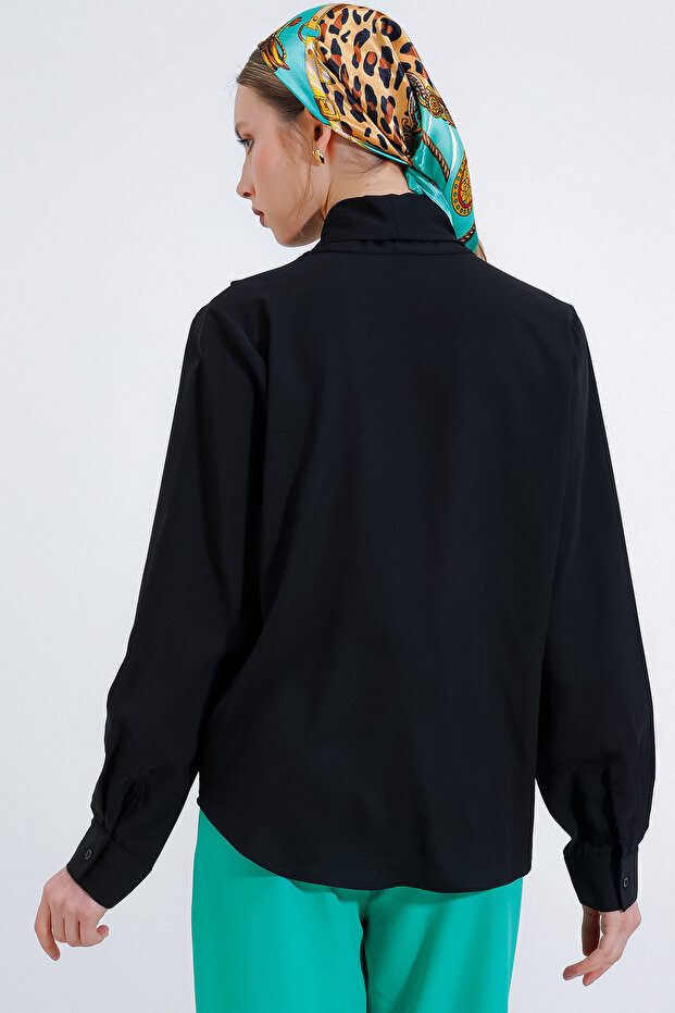 Damenbluse aus fließendem Satin mit zweireihigem Kragen in Schwarz 0492 - 5