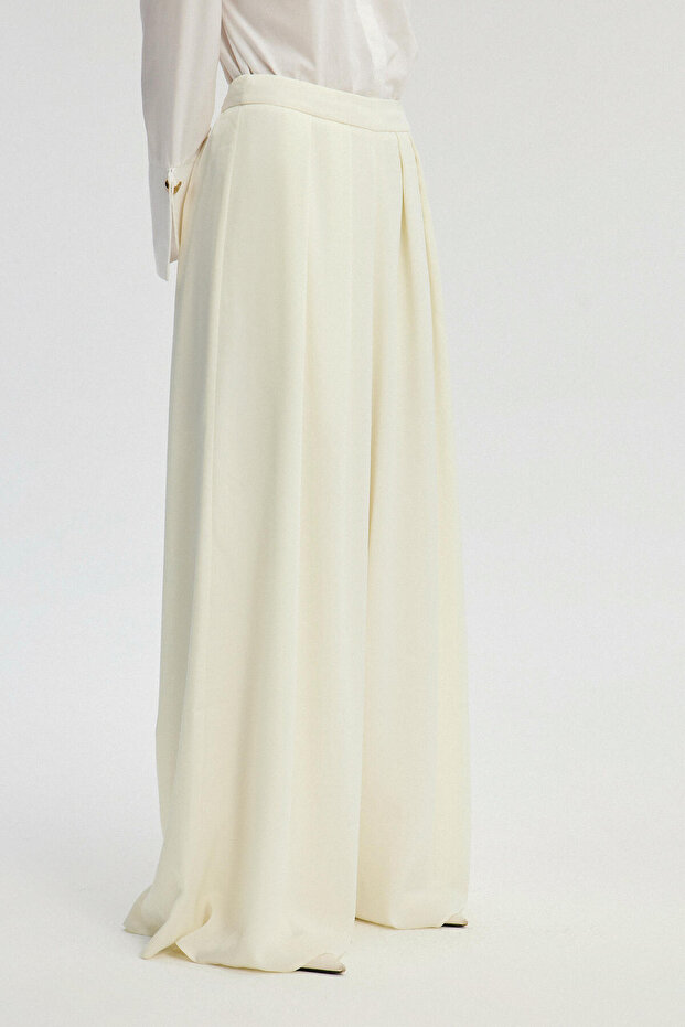 Spodnie satynowe – plisowany przód i szerokie nogawki - 3