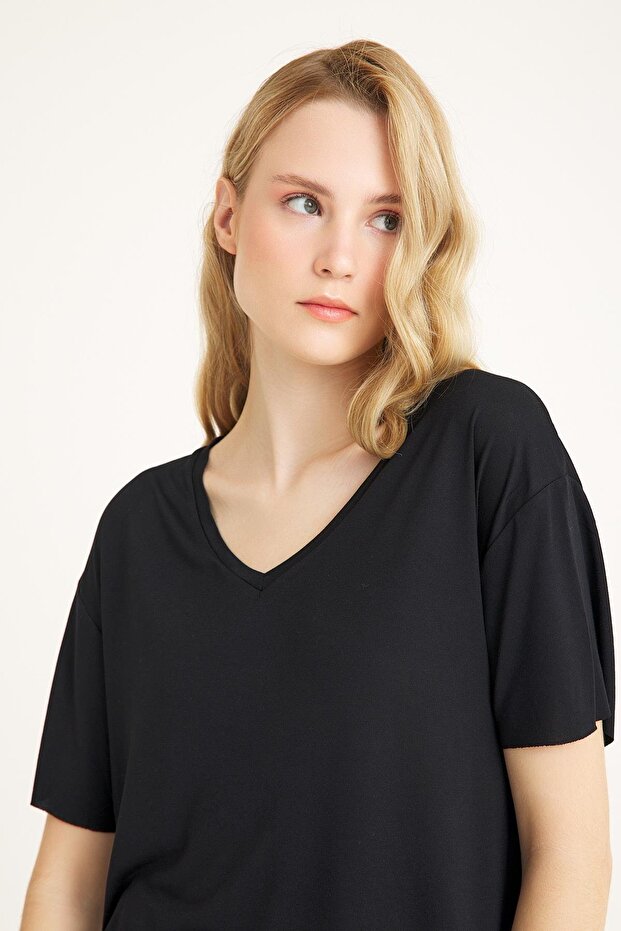 تي شيرت أساسي من القطن بفتحة رقبة على شكل حرف V - 7