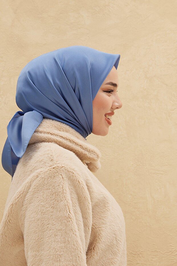 وشاح لامع بلون أزرق من الدنيم