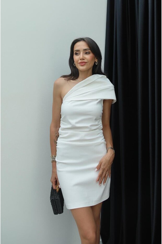 Rochie albă pe un umăr - 1