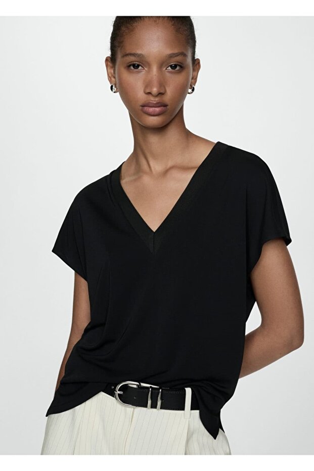 V Yakalı Tişört - 1