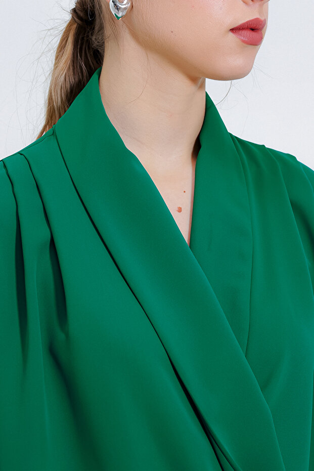 Kadın Zümrüt Yeşili Kruvaze Yaka Dökümlü Saten Bluz 0492 - 5