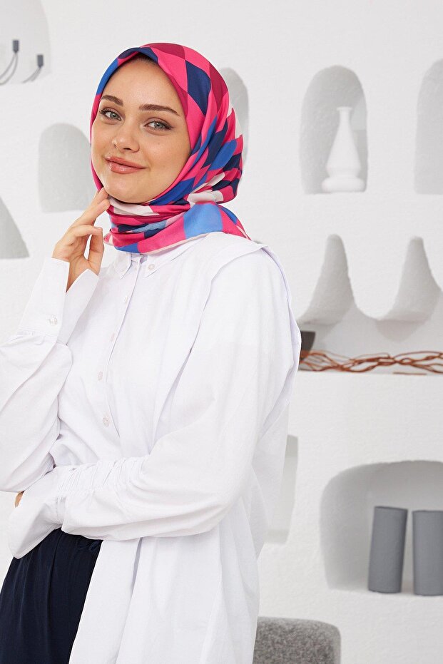 وشاح ناعم بتصميم هندسي من Relax باللون الأبيض الفاتح 1139-07