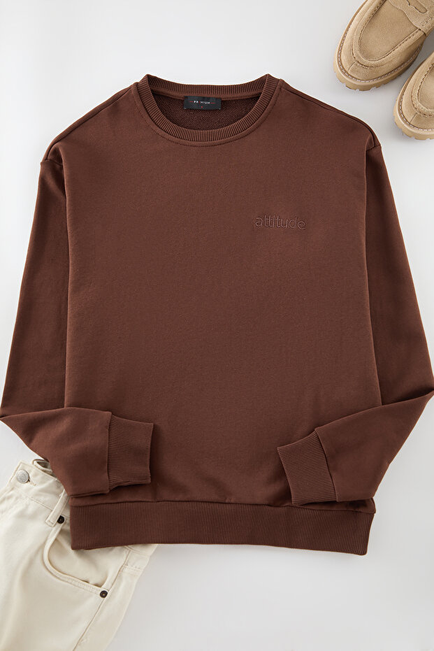 Koyu Kahverengi Bisiklet Yaka Oversize/Geniş Kesim Yazı Diagonal Sweatshirt TMNAW24SW00039 - 6