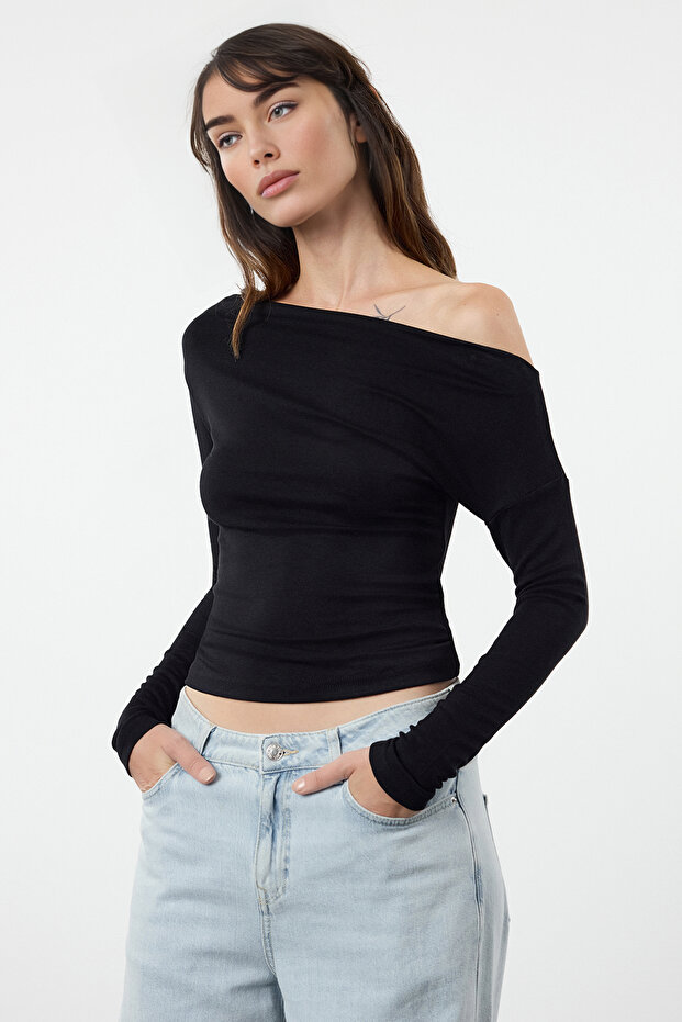 Siyah Düz Yumuşak Kumaşlı Fitted/Vücuda Oturan Kayık Yaka Örme Bluz TWOAW24BZ00227 - 2
