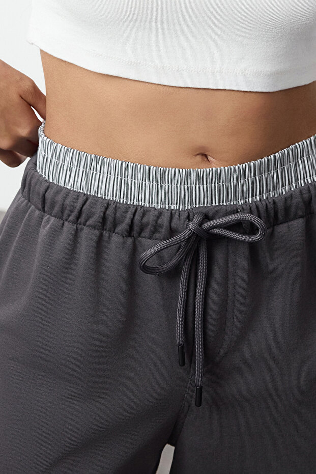 Antrasit Lastik Bel Detaylı Straight/Düz Kalıp Örme Eşofman Altı Pantolon TWOAW25EA00013 - 4