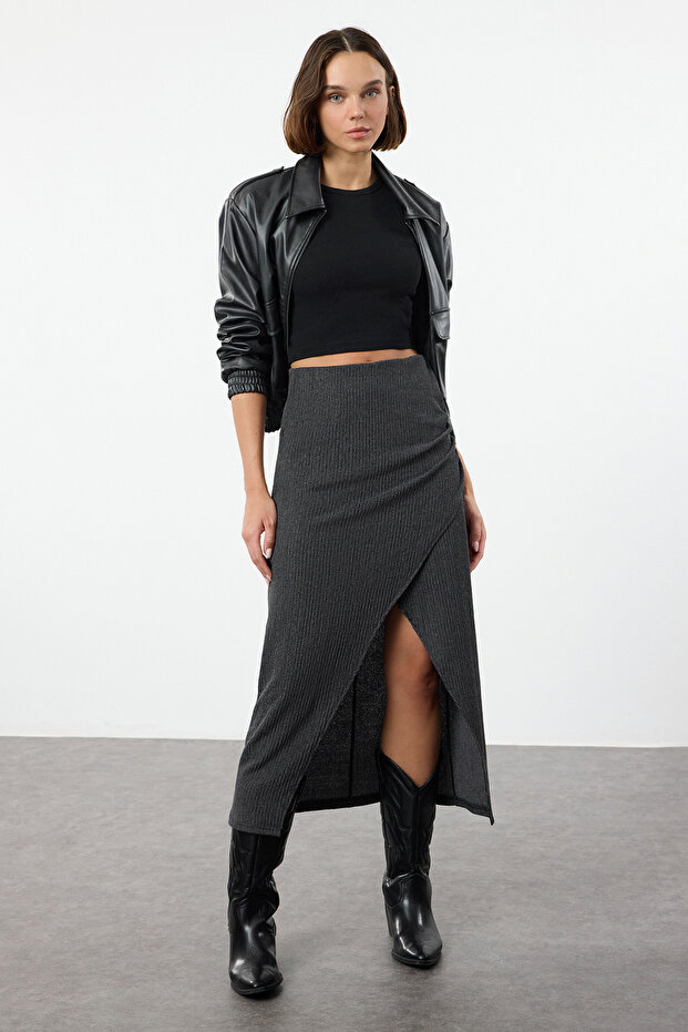 Siyah Kruvaze Dokulu Büzgü/Drape Detaylı Midi Etek TWOAW25ET00108 - 1