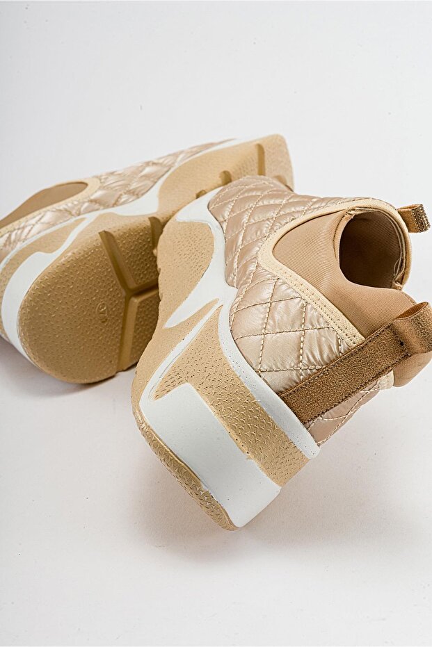 حذاء رياضي بنمط مربع مرصع باللون البيج - 4