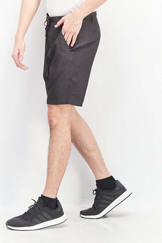 شورت رجالي بقصّة عادية وملمس أساسي، لون فحمي - 2