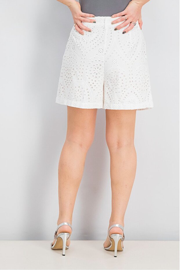 شورت نسائي أساسي بفتحات، أبيض - 3