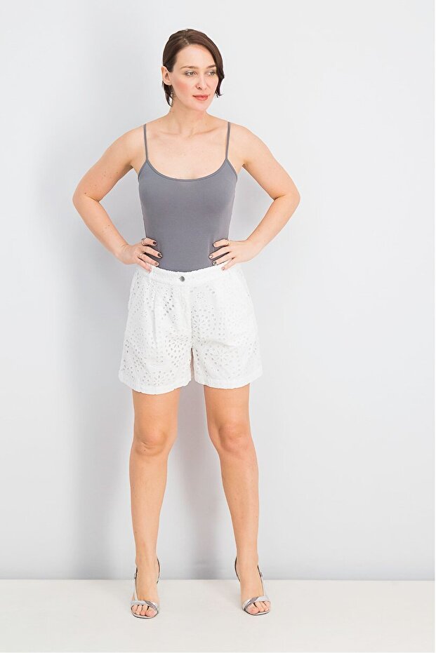 شورت نسائي أساسي بفتحات، أبيض - 2
