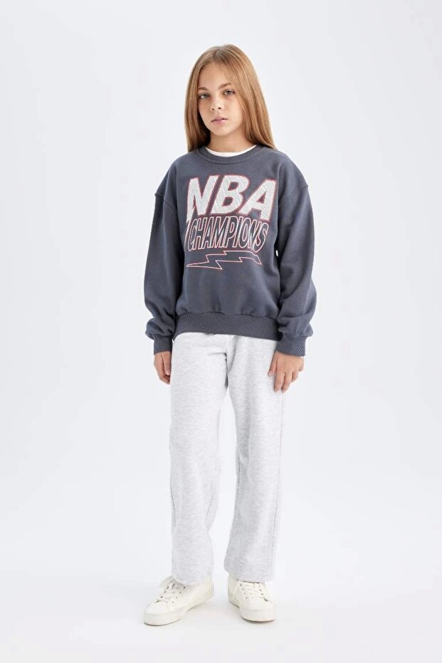 C9508 NBA Wordmark - سويت شيرت بقصة كبيرة - 1