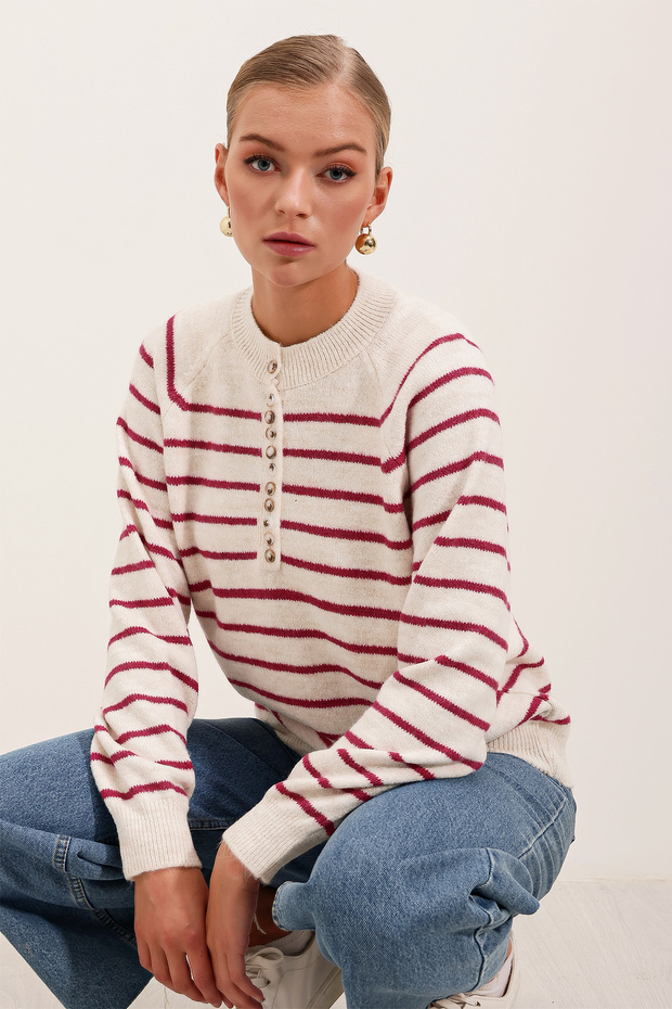 Fuchsiafarbener Pullover mit Knöpfen, Modell 15808 - 4